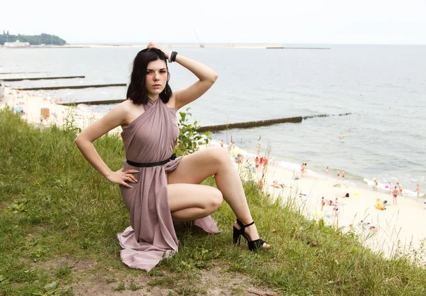 Young Brunette Woman Beige Dress Sitting Sea Summer Day — Stock Photo, Image