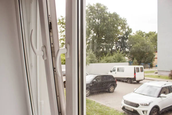 Açık Beyaz Plastik Pencerenin Kapı Kolları — Stok fotoğraf