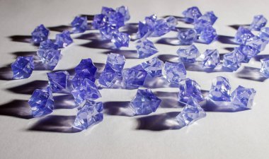 Masanın üzerindeki mavi cam kristaller yakın plan.