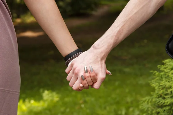 Man Vrouw Die Elkaars Hand Vasthouden Handen Van Dichtbij Buiten — Stockfoto