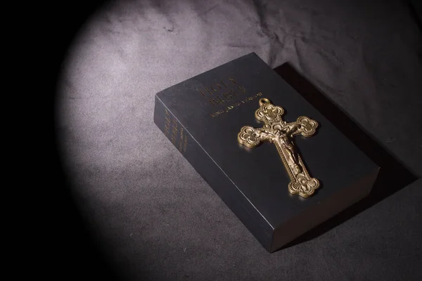 Croix Bronze Bible Sur Table Intérieur Gros Plan — Photo