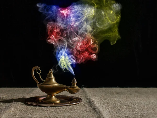 Lampe Magique Aladin Fume Fumée Colorée Sur Table Gros Plan — Photo