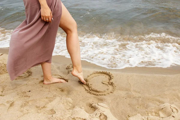 Bej Elbiseli Bir Kadın Yaz Günü Kalbini Deniz Kenarındaki Kuma - Stok İmaj