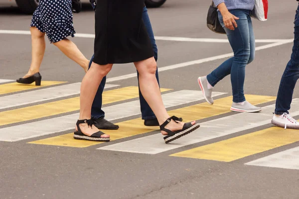 Pedestrians Walking Crosswalk Sunny Summer Day — Stock Photo, Image