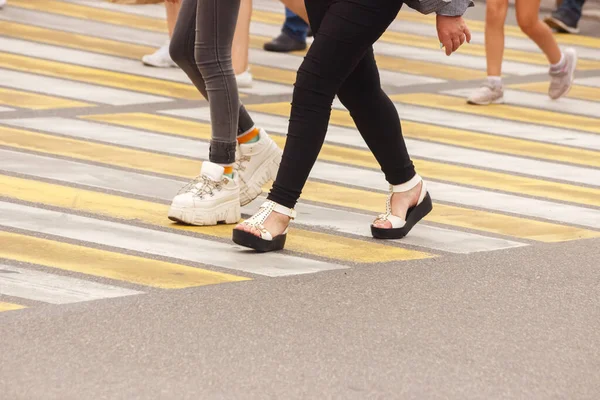 Pedestrians Walking Crosswalk Sunny Summer Day — Stock Photo, Image