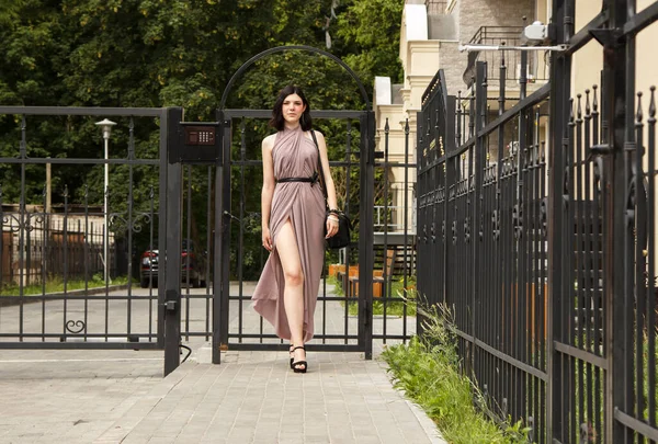 Jong Mooi Brunette Vrouw Beige Jurk Wandelen Stoep Zomer — Stockfoto