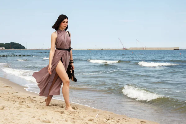 Young Brunette Woman Beige Dress Walking Sand Sea Summer Day — Stock fotografie