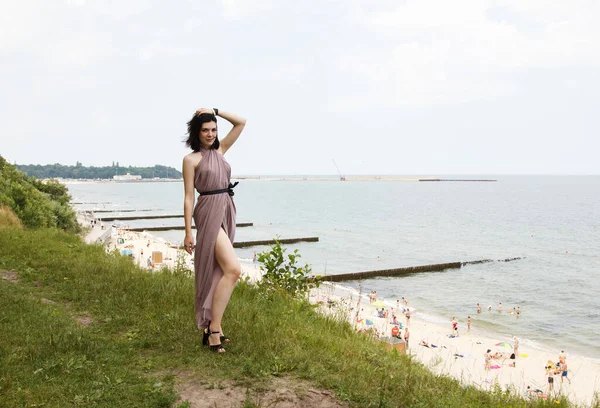 Bej Elbiseli Genç Esmer Kadın Yaz Günü Denizin Kenarında Duruyor — Stok fotoğraf