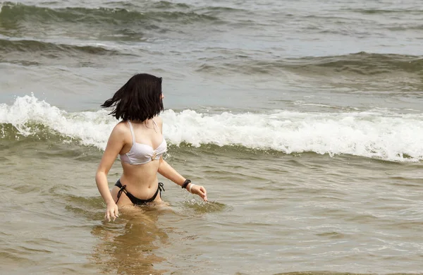 Genç Esmer Kadın Güneşli Bir Yaz Gününde Denizde Yüzüyor — Stok fotoğraf