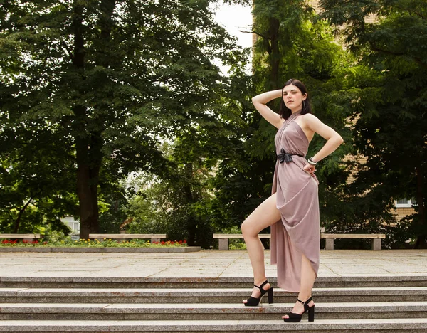Güneşli Yaz Gününde Şehir Parkındaki Merdivenlerde Duran Bej Elbiseli Güzel — Stok fotoğraf