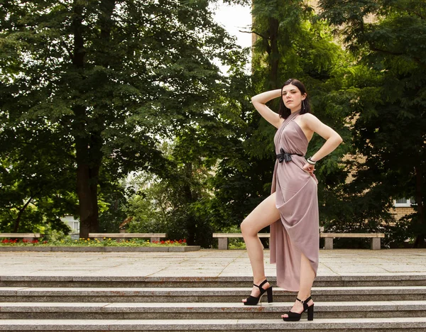 Jong Mooi Brunette Vrouw Beige Jurk Staan Trap Het Stadspark — Stockfoto