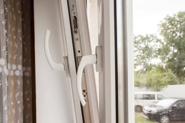 Poignées Fenêtre Intérieure Plastique Blanc Ouvert Gros Plan — Photo