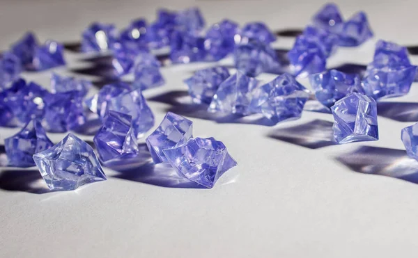 Cristalli Vetro Blu Sul Tavolo Primo Piano Interno — Foto Stock