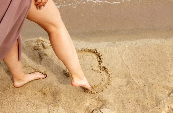 Bej Elbiseli Bir Kadın Yaz Günü Kalbini Deniz Kenarındaki Kuma — Stok fotoğraf