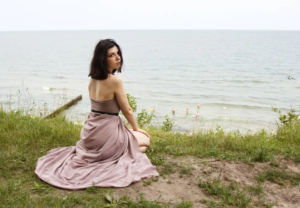 Junge Brünette Frau Beigem Kleid Sitzt Einem Sommertag Meer — Stockfoto