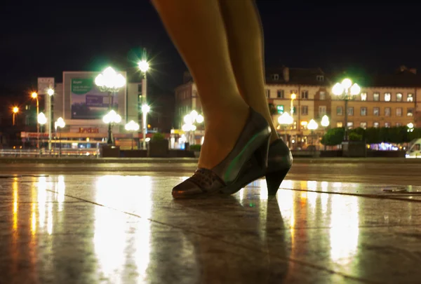 Женские ноги на городской площади — стоковое фото