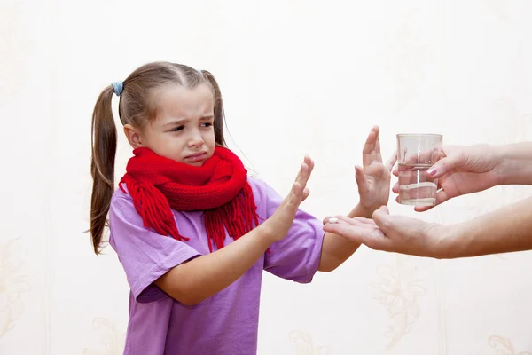 Ziek meisje weigert te nemen van de geneeskunde — Stockfoto