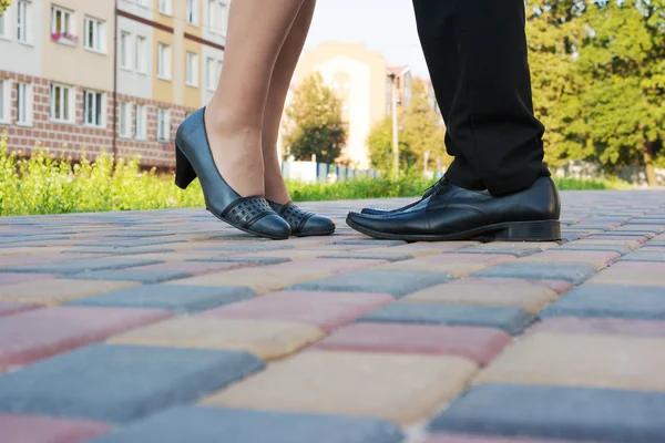 Piedi di uomo e donna mentre si baciano su un incontro romantico — Foto Stock