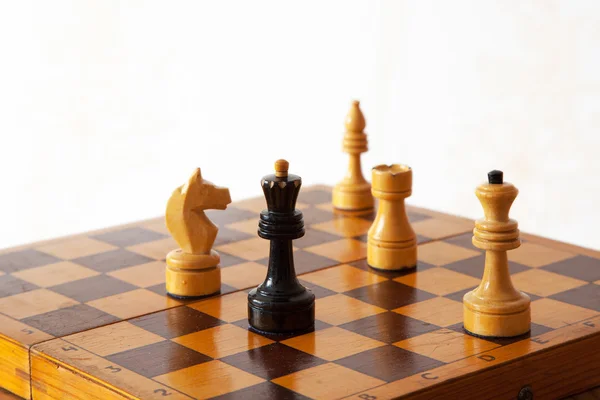 Ajedrez blanco y negro en el tablero de ajedrez —  Fotos de Stock