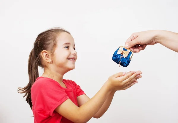 Moeder geeft de portemonnee aan een klein meisje — Stockfoto