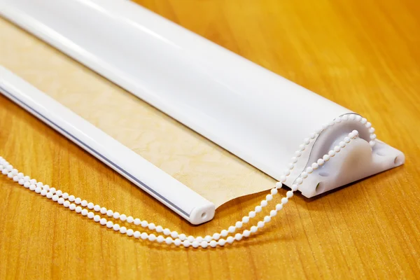 plastik bir durumda tablo üzerinde rulo perde parçası