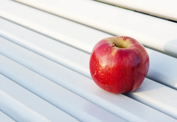 벤치에 빨간 사과 — 스톡 사진