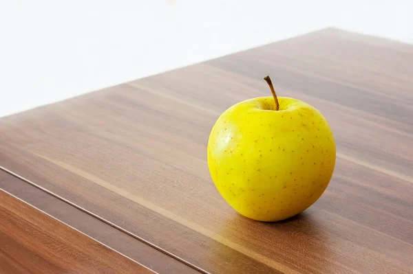 Yellow apple — Stock Photo, Image