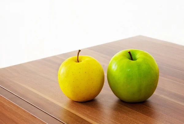 Manzanas amarillas y verdes — Foto de Stock