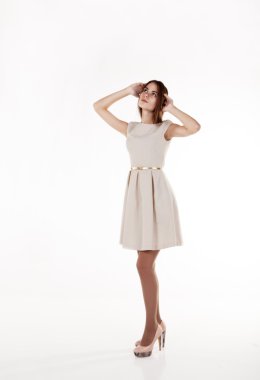 Ararken parlak elbise genç güzel kız