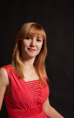 Kırmızı elbiseli güzel bir kadının portresi.