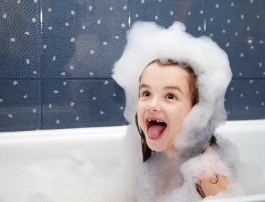 bir banyo oturan sürpriz küçük kız