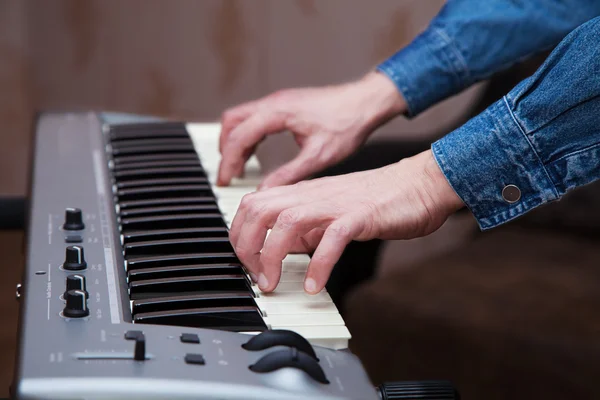 Mani del musicista sul sintetizzatore tastiera primo piano — Foto Stock