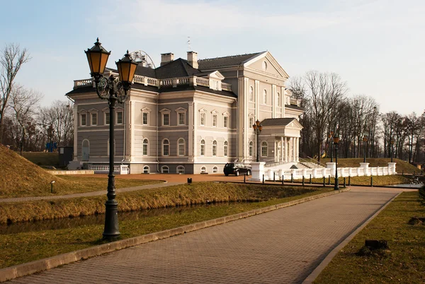 Mooi drie verdiepingen tellende huis in het stadspark — Stockfoto