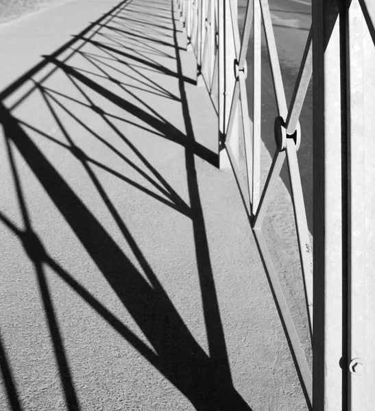金属フェンスの影 — ストック写真
