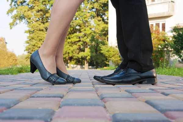 Pernas de homem e mulher em uma reunião romântica — Fotografia de Stock