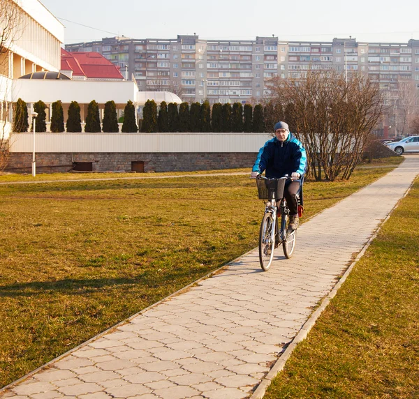 Älterer Mann mit Brille auf dem Fahrrad — Stockfoto