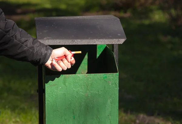 Mano masculina rompe un paquete de cigarrillos — Foto de Stock