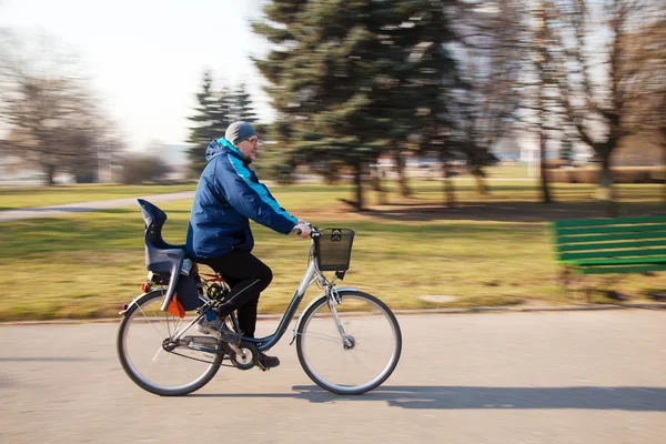 Älterer Mann mit Brille fährt schnell Fahrrad — Stockfoto