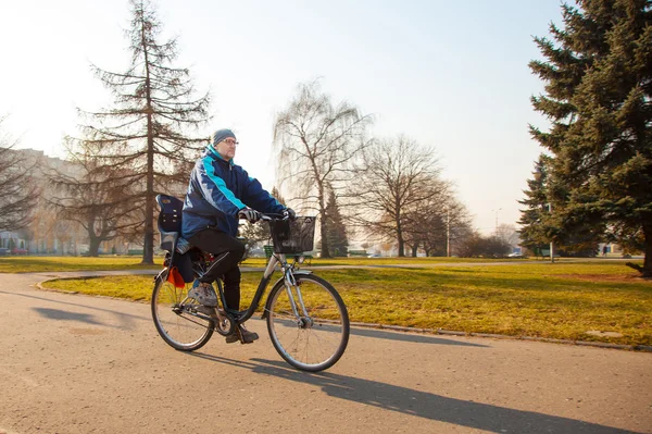 Homem idoso andando de bicicleta — Fotografia de Stock