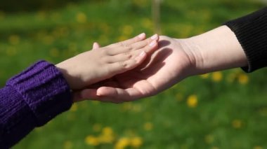 Annemin elini hafifçe kızının el okşayarak