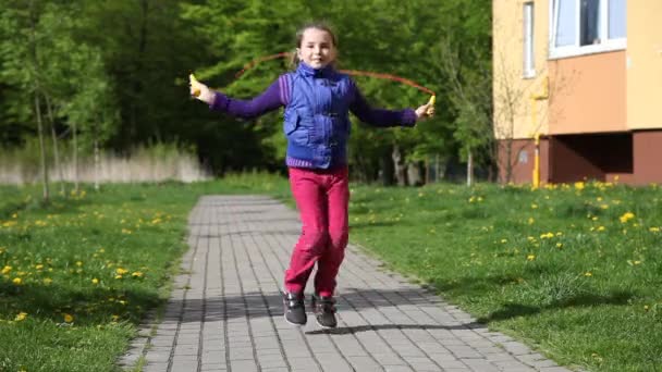 Girl jumping rope — Stock Video