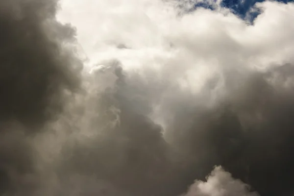 Dark storm moln vårdag — Stockfoto