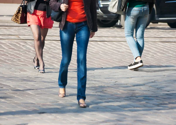 Piernas de peatones en un cruce peatonal — Foto de Stock