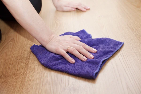 Женская рука моет пол тряпкой — стоковое фото