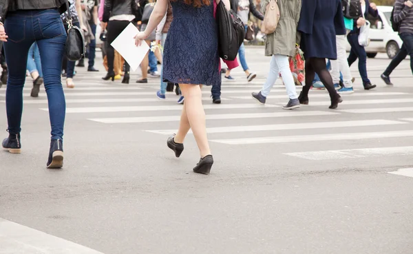 横断歩道上の歩行者 — ストック写真