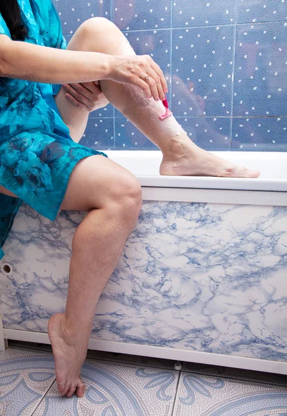 Banyoda oturan kadın tıraş bacak — Stok fotoğraf