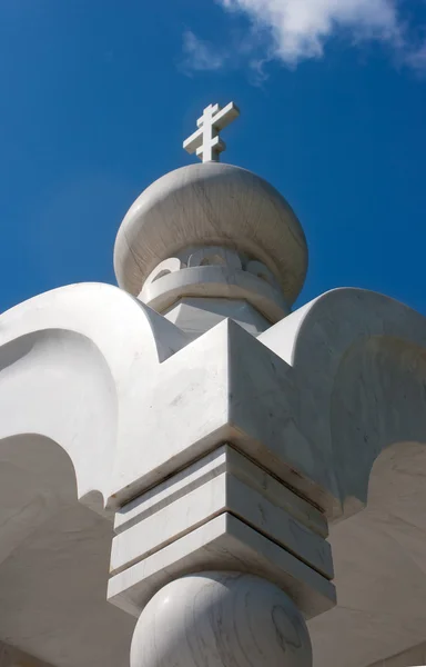 Pequeña capilla de mármol blanco — Foto de Stock