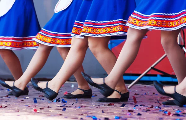 Ryska flickor i traditionella dräkter dansar på scen — Stockfoto