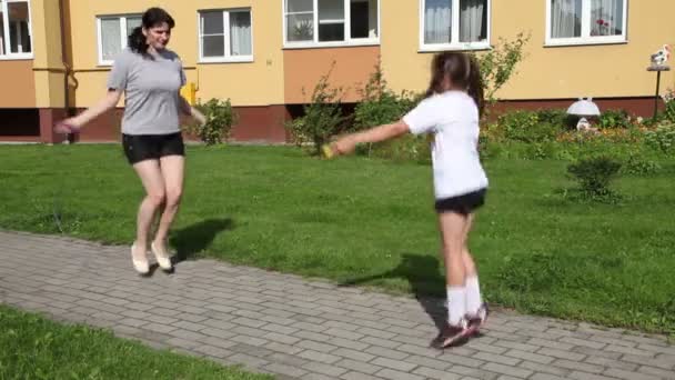 Mother and daughter jumping with ropes — Stock Video