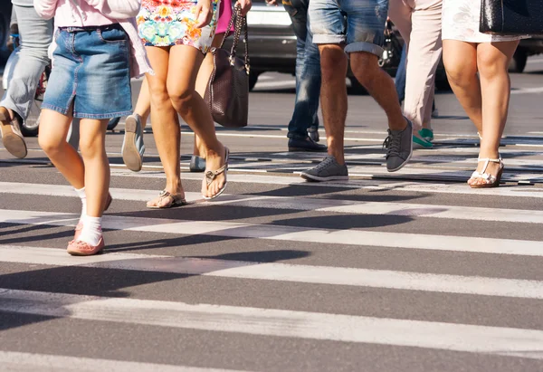 Pés dos pedestres que cruzam na rua de cidade — Fotografia de Stock